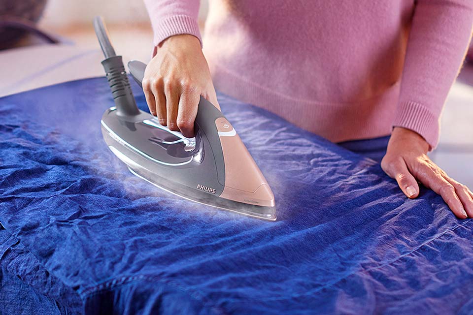 Philips Łatwe usuwanie trudnych zagnieceń.Wyrzut pary do 750 g